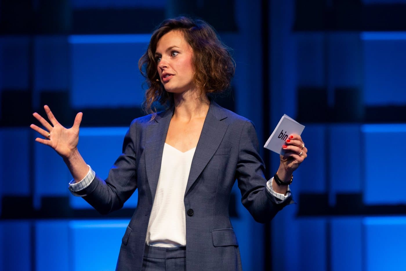 Liza Cornet spreekt op een podium, met spreekkaartjes in de hand