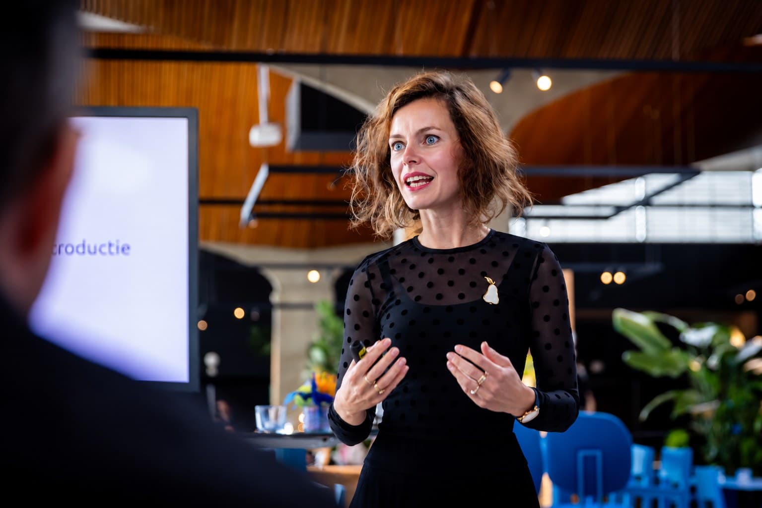 Liza Cornet geeft een presentatie