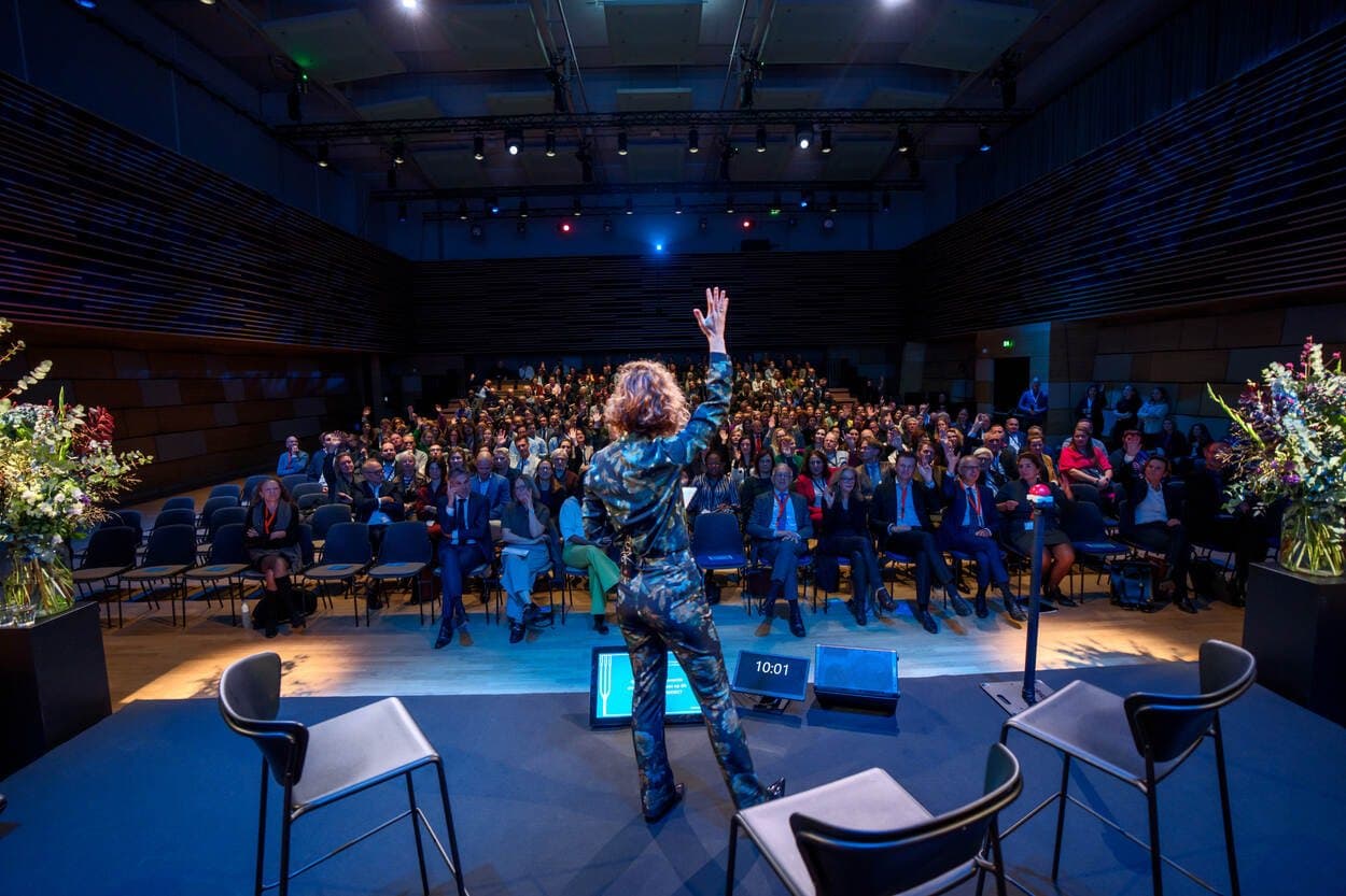Liza Cornet opent het jubileumcongres van het WODC voor een volle zaal